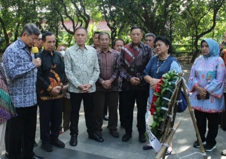 Peringati Peristiwa Lengkong ke-78, Iwan Bule Dampingi Hasyim Djojohadikusumo Tabur Bunga di TMP Taruna Tangerang