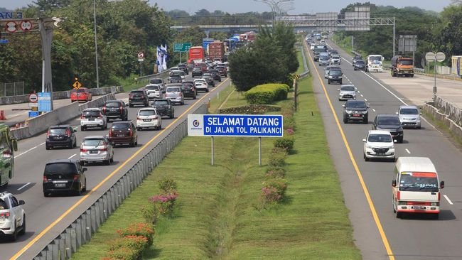 Sikap Sopir Saat Bertemu Mobil Pelan di Lajur Kanan Jalan Tol