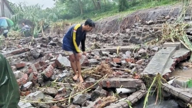 Banjir Sebabkan Tembok Pagar Hotel Roboh Hingga Rumah Warga Terendam