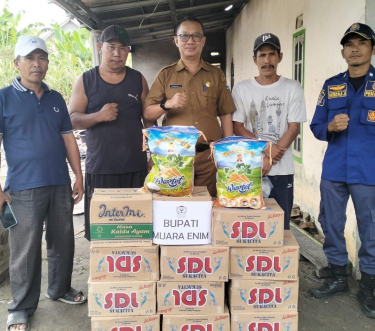 Peristiwa Kebakaran, Plt. Camat Gelumbang Terjun Jinakkan Api Dan Evakuasi Korban Serta Salurkan Bantuan