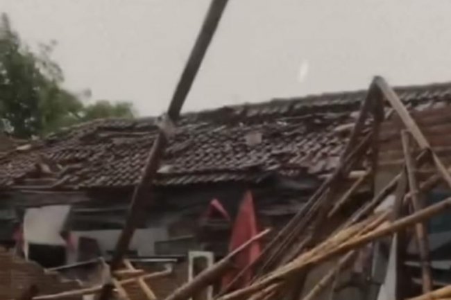 5 Desa di Sidoarjo Porak-poranda Dihajar Puting Beliung, 1 Warga Tewas