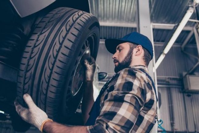 4 Cara Memilih Ban Mobil Listrik