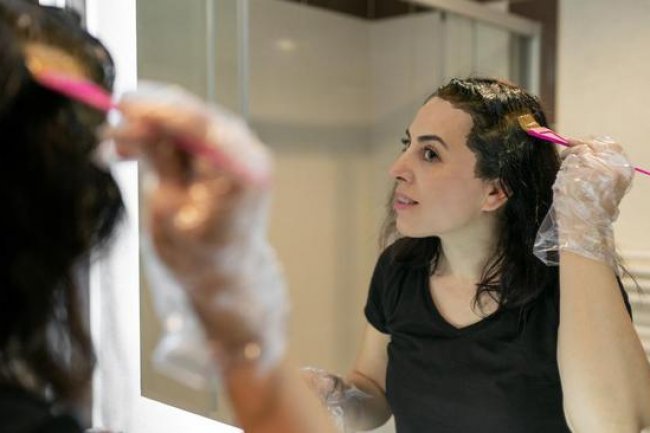 Jangan Asal Ubah Penampilan, Ketahui Efek Samping Cat Rambut bagi Ibu Menyusui