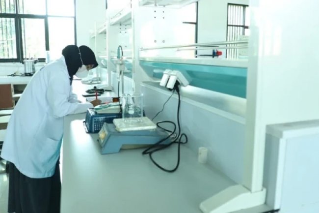 Pemerintah Provinsi Hibahkan Perlengkapan Laboratorium Berstandar Internasional pada Unila