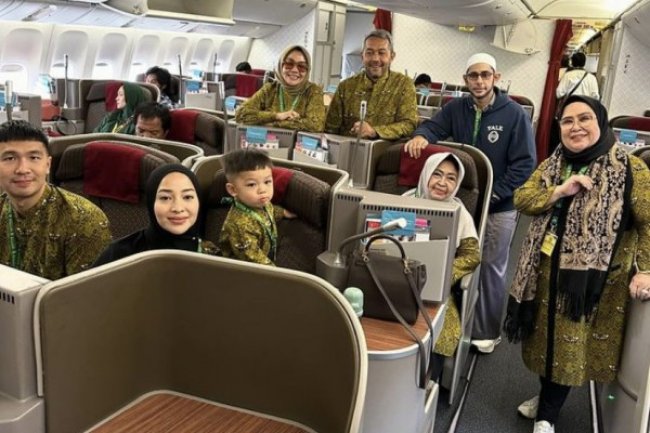 8 Potret Nikita Willy Umrah Bareng Keluarga Besar, Issa Bikin Gemas!