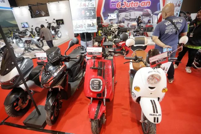 Simak Daftar dan Keunggulan Sepeda Motor Listrik yang Diluncurkan di IIMS 2024