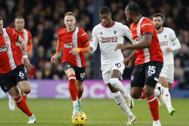 Viral Video Rashford Malas Bertahan saat MU Kalahkan Luton