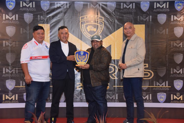 Bupati Batanghari Diwakili Kadis Kominfo Menerima Penghargaan Tokoh Pemerhati Otomotif Dari Ikatan Motor Indonesia (IMI) Jambi