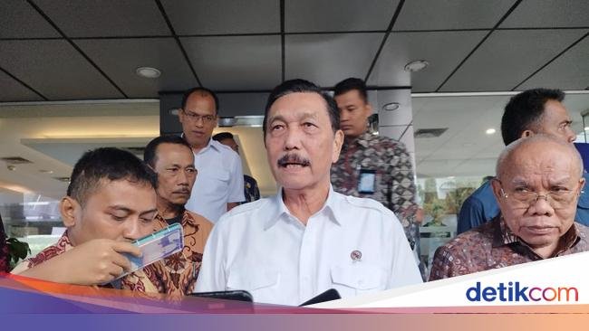 Bela Jokowi soal Rajin Bagi-bagi Bansos, Luhut: Ngapain Sih Ribut?