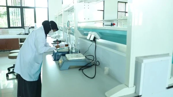 Pemerintah Provinsi Hibahkan Perlengkapan Laboratorium Berstandar Internasional pada Unila