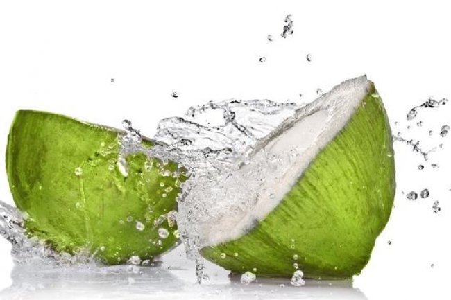 Apakah Minum Air Kelapa Bisa Mengeluarkan Racun dalam Tubuh?