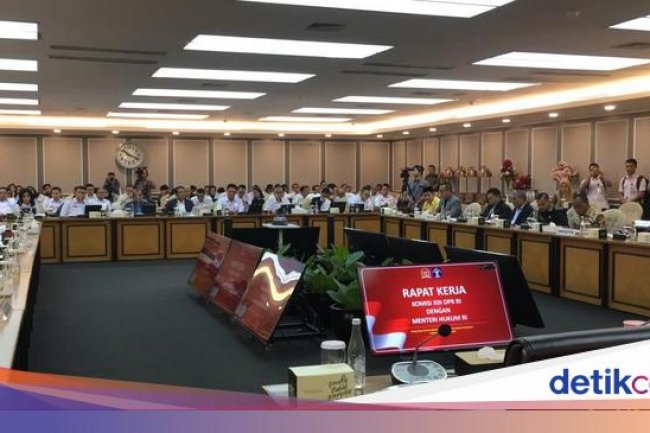 Menteri Hukum Supratman Rapat Kerja Perdana dengan Komisi XIII