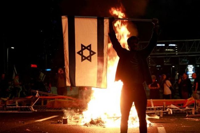 Ribuan Massa Geruduk Rumah Netanyahu, Protes Pemecatan Menhan Gallant