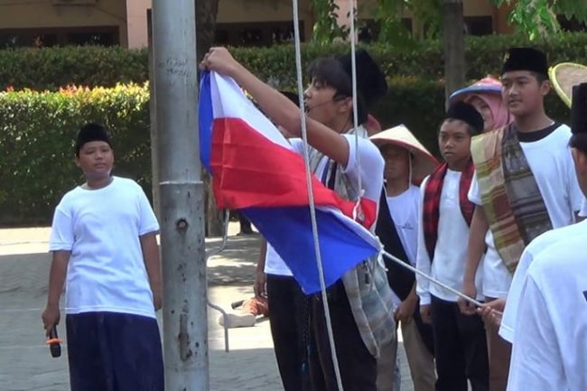Hari Pahlawan, Siswa SMP Gelar Teatrikal Peristiwa Heroik Perobekan Bendera Belanda di Hotel Yamato