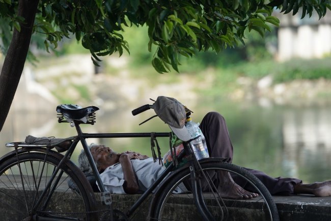 Lansia Kerap Mengantuk di Siang Hari, Bisa Jadi Gejala Demensia
