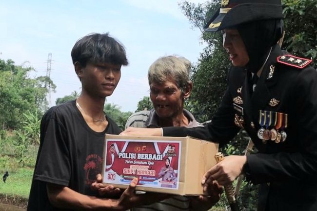 Kunjungi Warga Terdampak Hujan Deras, Kapolres Sukabumi Kota Salurkan Bantuan