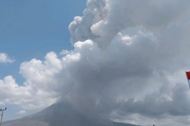 Penerbangan Internasional Terpaksa Dihentikan Akibat Abu Vulkanik dari Gunung Lewotobi