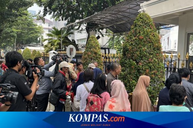 Kuota “Lapor Mas Wapres” Penuh, Warga Antre Masukkan Dokumen