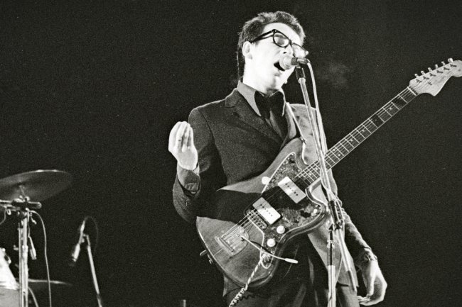 Lirik Elvis Costello yang terinspirasi oleh perjalanan kereta api yang penuh peristiwa