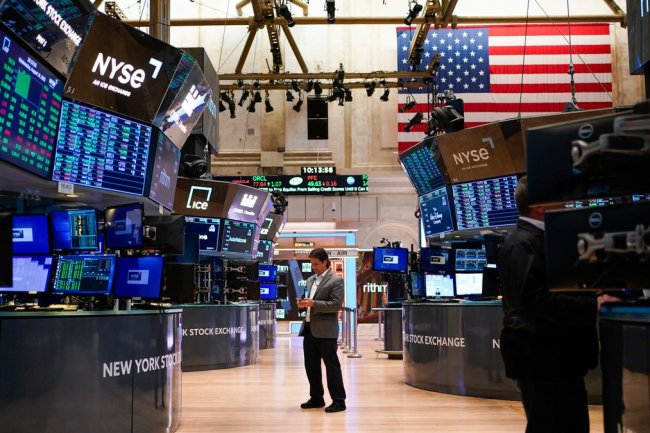 Wall Street Terbakar, Dow Jones Ditutup Anjlok 300 Poin