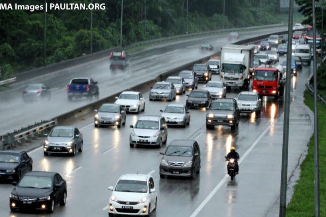 Musim Hujan Berisiko Mobil Tergelincir, Kenali Penyebab dan Pencegahannya