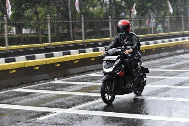 5 Tips Berkendara Motor Aman Saat Musim Hujan Ala Guru Otomotif