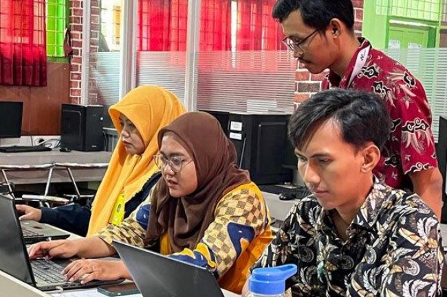 Sambut Hari Guru Nasional, Belasan Guru SMKN 12 Malang Dapat Pelatihan Teknologi Informasi