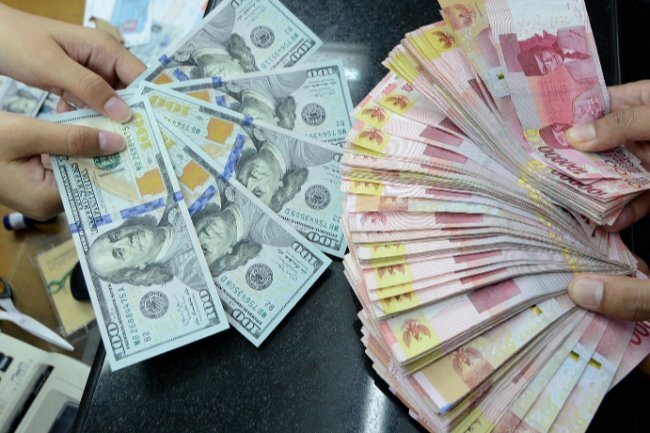 Awal Pekan, Rupiah Melemah Jadi Rp15.886/USD