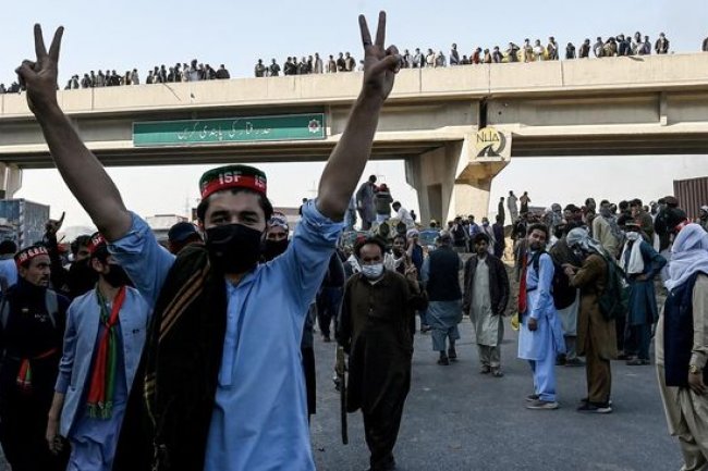 Ibu Kota Pakistan Lockdown Buntut Bentrok Polisi-Pendukung Imran Khan