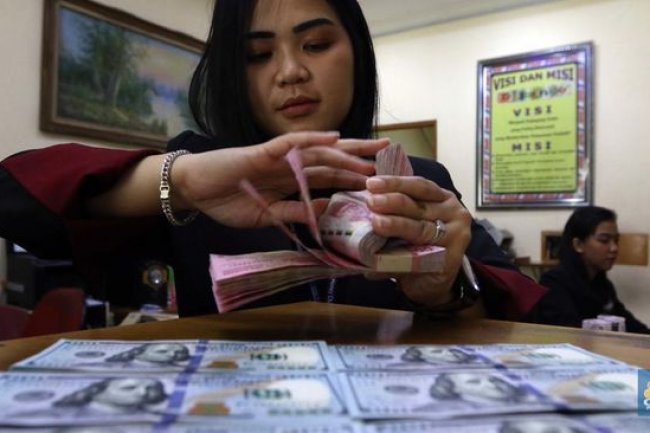 Sentimen Eksternal Bikin Rupiah Goncang, Dolar Naik ke Rp15.910