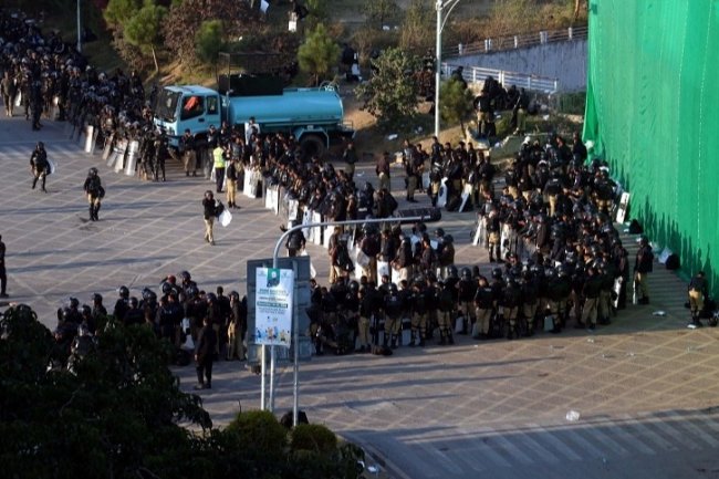 1 Polisi Tewas dan 119 Orang Terluka dalam Bentrokan Pendukung Eks PM Pakistan