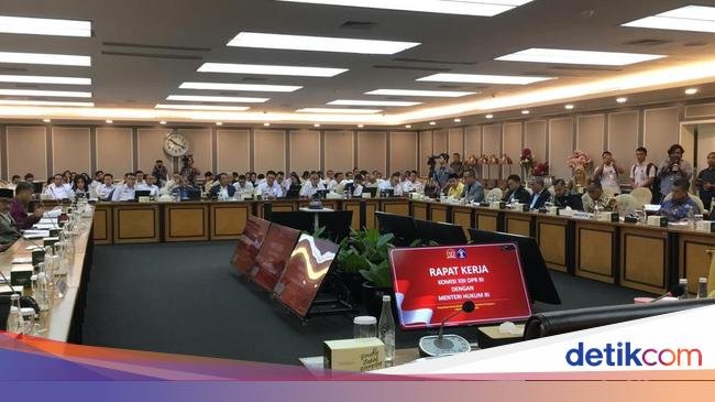 Menteri Hukum Supratman Rapat Kerja Perdana dengan Komisi XIII