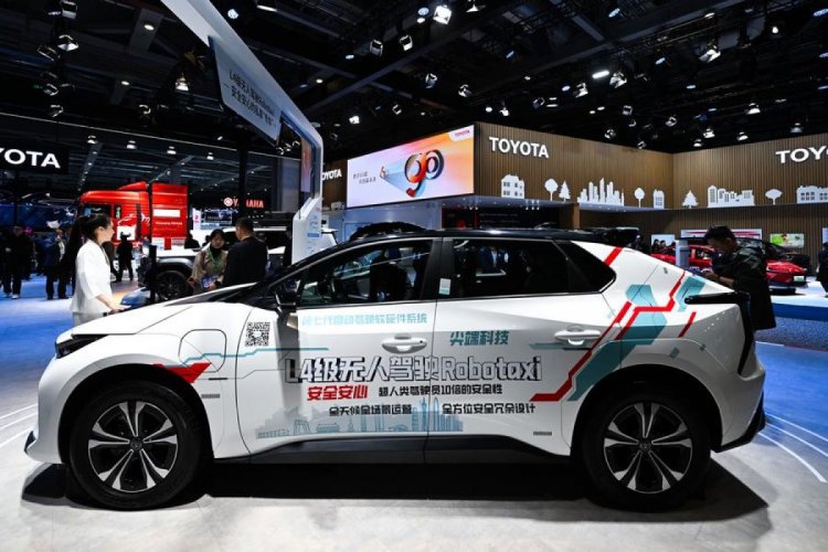 Beragam  mobil tarik perhatian pengunjung dalam CIIE ke-7 di Shanghai