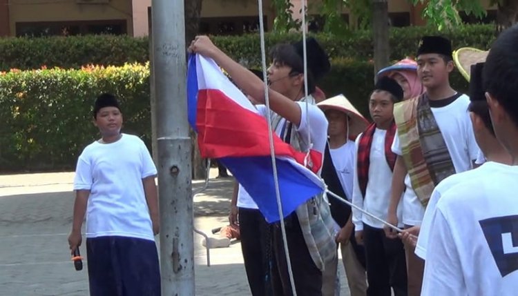 Hari Pahlawan, Siswa SMP Gelar Teatrikal Peristiwa Heroik Perobekan Bendera Belanda di Hotel Yamato