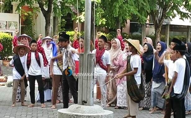 Siswa SMP Al Falah Assalam Tropodo Gelar Teatrikal Peristiwa Heroik Perobekan Bendera Belanda