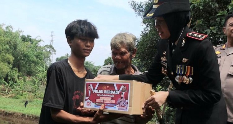 Kunjungi Warga Terdampak Hujan Deras, Kapolres Sukabumi Kota Salurkan Bantuan