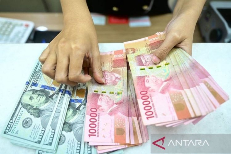 Rupiah melemah seiring pasar antisipasi kebijakan perang dagang AS