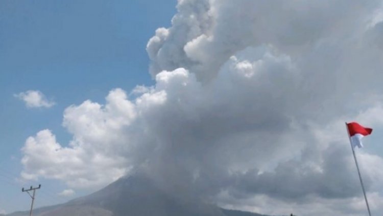 Penerbangan Internasional Terpaksa Dihentikan Akibat Abu Vulkanik dari Gunung Lewotobi