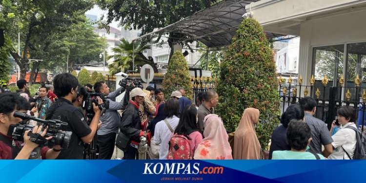 Kuota “Lapor Mas Wapres” Penuh, Warga Antre Masukkan Dokumen