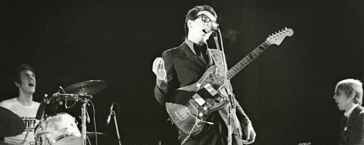 Lirik Elvis Costello yang terinspirasi oleh perjalanan kereta api yang penuh peristiwa