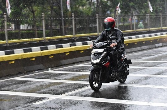 5 Tips Berkendara Motor Aman Saat Musim Hujan Ala Guru Otomotif