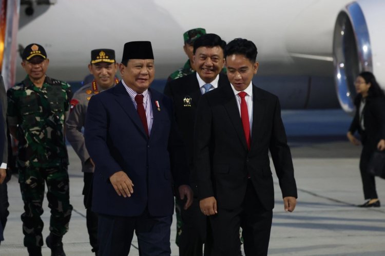 FOTO: Tiba di Tanah Air, Prabowo Disambut Gibran