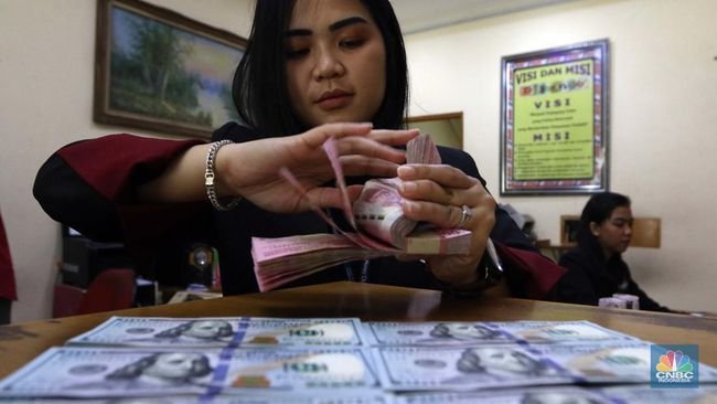 Sentimen Eksternal Bikin Rupiah Goncang, Dolar Naik ke Rp15.910