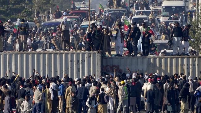 Pakistan Chaos Usai Lockdown, Aparat Lakukan Serangan Tengah Malam