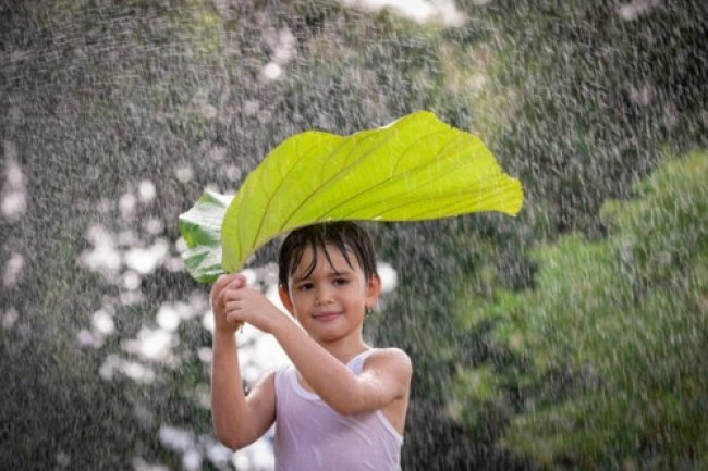 Apakah Mandi hujan Picu Anak Terserang Penyakit?