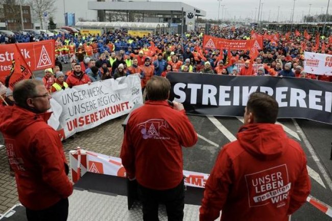 Krisis Raksasa Otomotif, Pekerja Demo Tolak PHK-Penutupan Pabrik