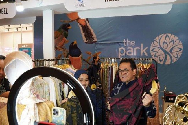 Buka Harbolnas 2024, Menteri Budi Jualan Batik UMKM Lewat Live Shopping