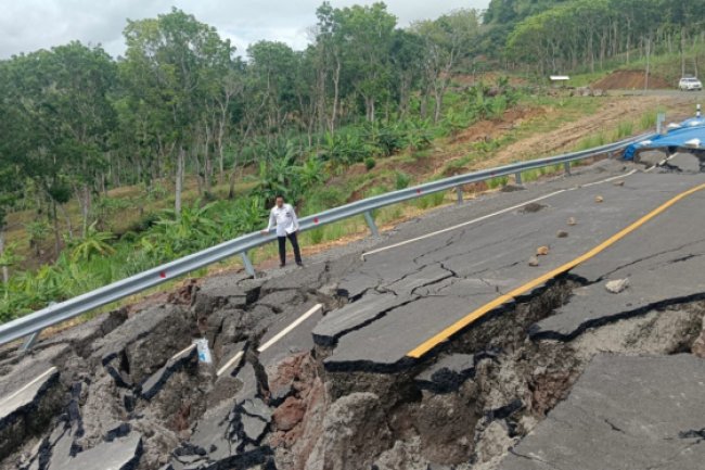 Jalur Lintas Lintas Selatan di Donomulyo Malang Amblas