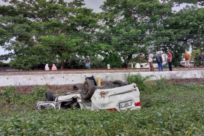 Mobil Minibus Tertabrak KA hingga Terseret 50 Meter di Pasuruan, Sopir Selamat