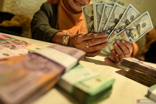 Rupiah Senin melemah menjelang rilis neraca perdagangan Indonesia